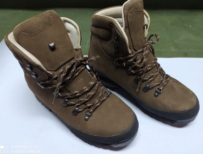Superbes Chaussures Montagne Cuir CIMA, taille 44