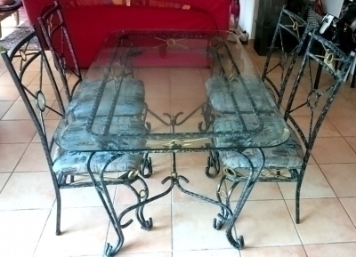 Table en ferronnerie plateau verre avec 4 chaises