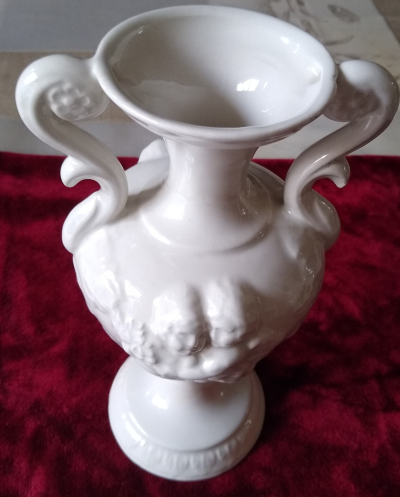 Vase à anses avec les anges en céramique blanche
