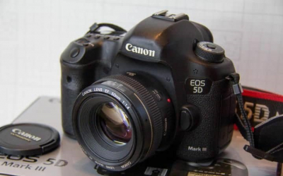 Canon 5D Mark III avec un objectif 50mm 